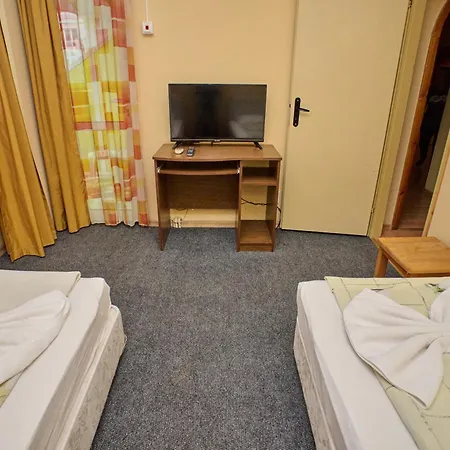 Neon Guest Pensión 3*